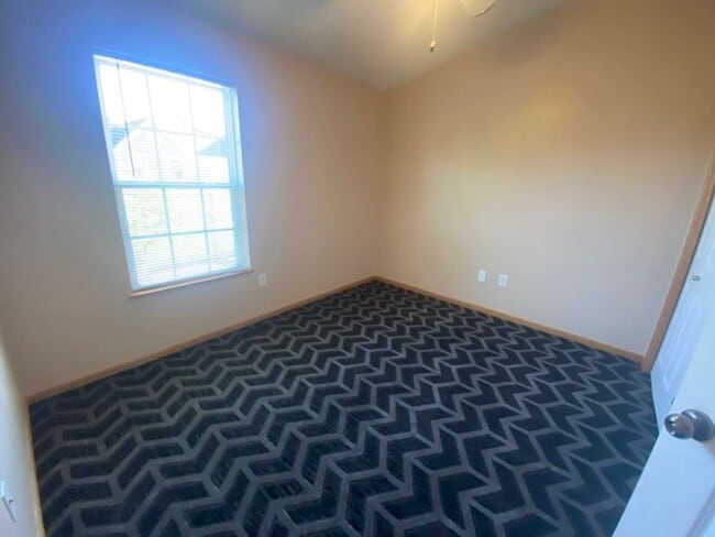 Building Photo - 3044 SW Sharmin Ln