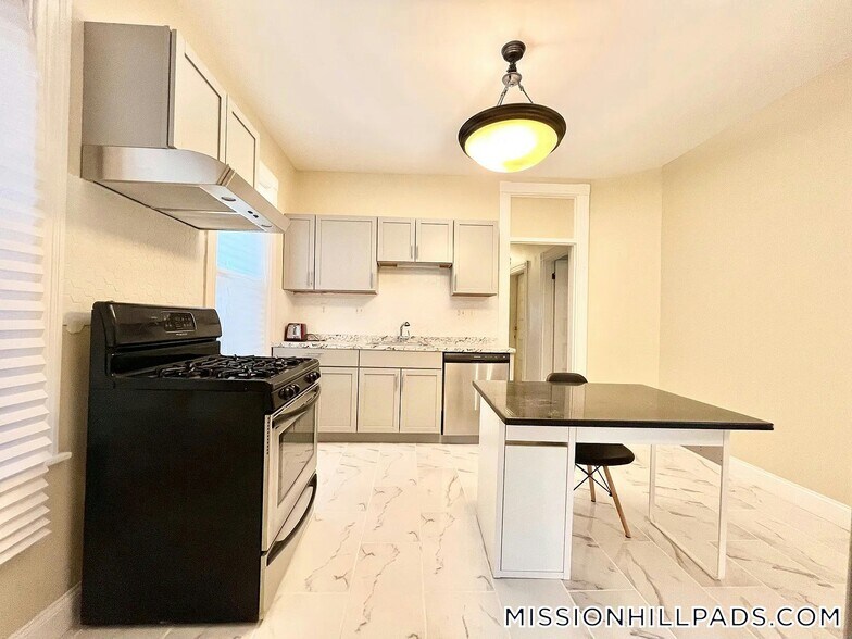 Building Photo - 10 Bucknam St