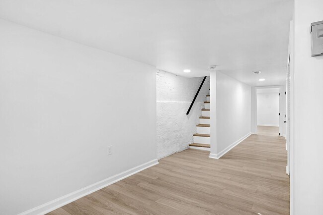 Building Photo - GORGEOUS end unit in Baltimore! 3 Bedrooms 3 Bathrooms Plus a Rec Room!