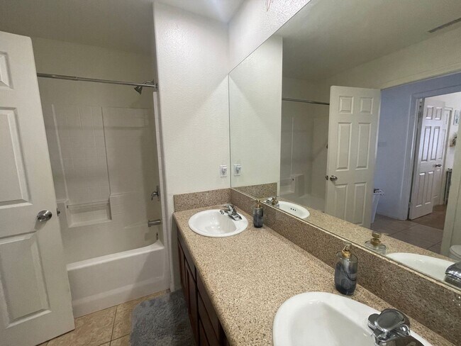 Building Photo - Large 4 Bedroom 2 bath Home in Chocolate Drop Neighborhood