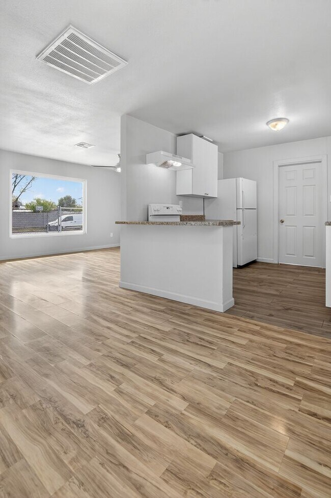 Building Photo - 1410 S 24th Ave