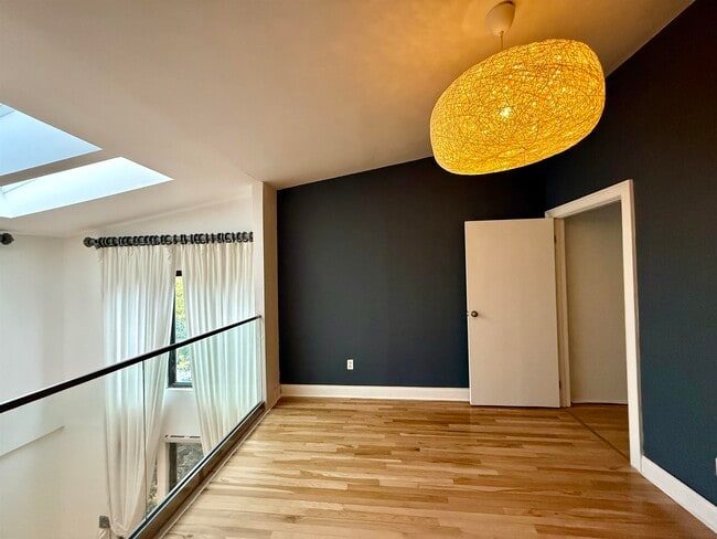 Building Photo - 702 Mainsail Ln