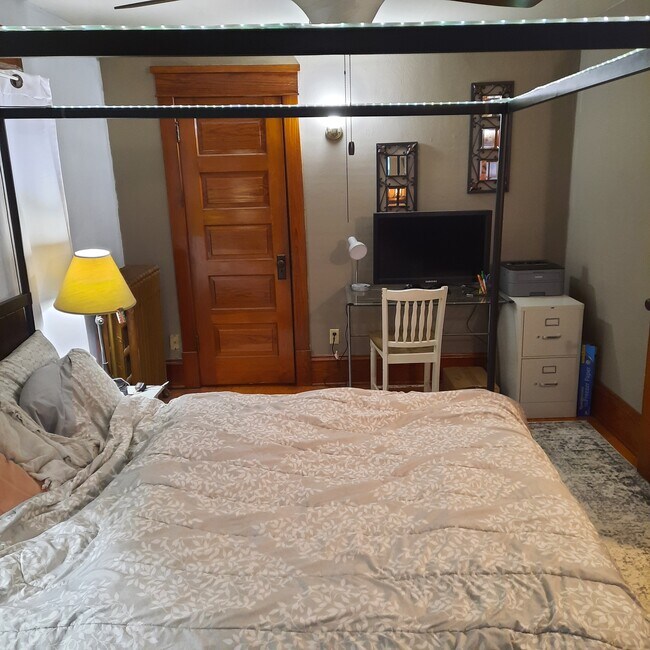 Building Photo - 224 E Dell St