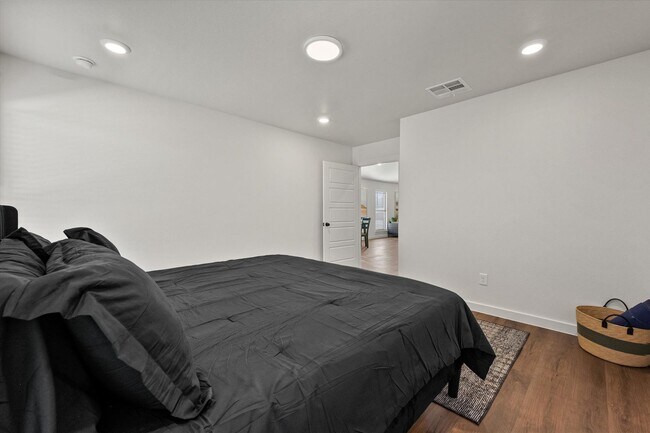 Building Photo - More Space, More Style, Welcome to 2507 Kenwood!