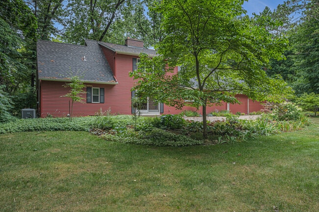 Building Photo - 3310 Lake Dr