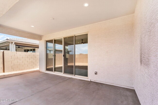 Building Photo - 18570 W Honeysuckle Dr
