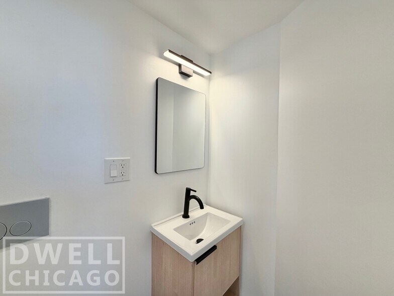 Building Photo - 452 N Racine Ave