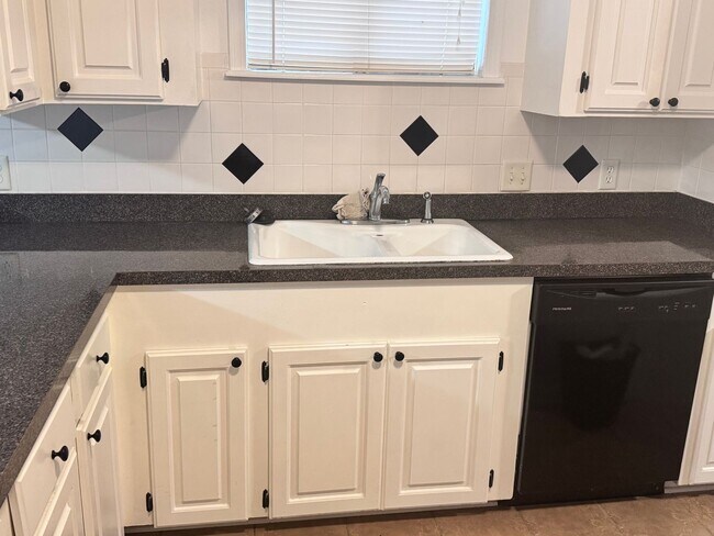 Building Photo - 3000 Springhill Rd