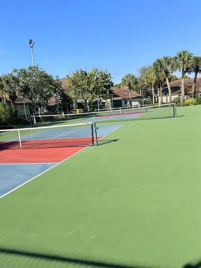 Building Photo - 3348 Lucerne Park Dr