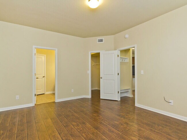 Building Photo - 335 Rachel St