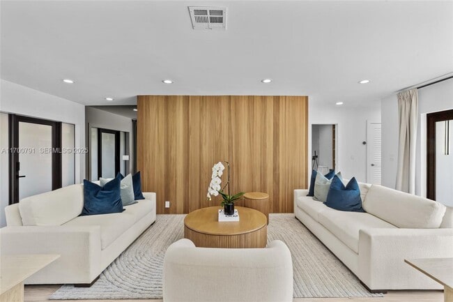 Building Photo - 116 W 1st Ct