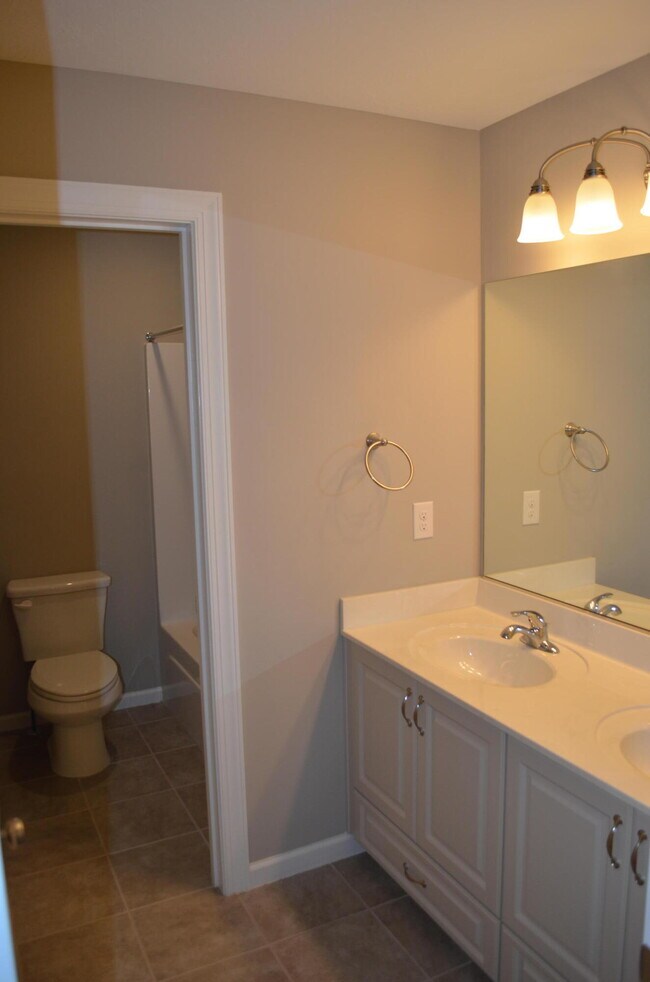 Building Photo - 1715 Davenport Dr
