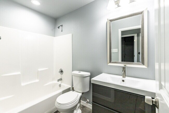 Building Photo - Great townhome!