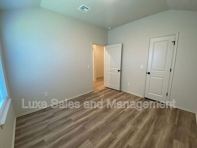 Building Photo - 8000 NW 110th Dr