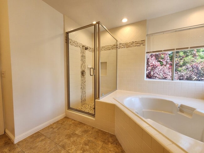 Building Photo - Spacious 4 Bed / 3 Bath Windsor Home