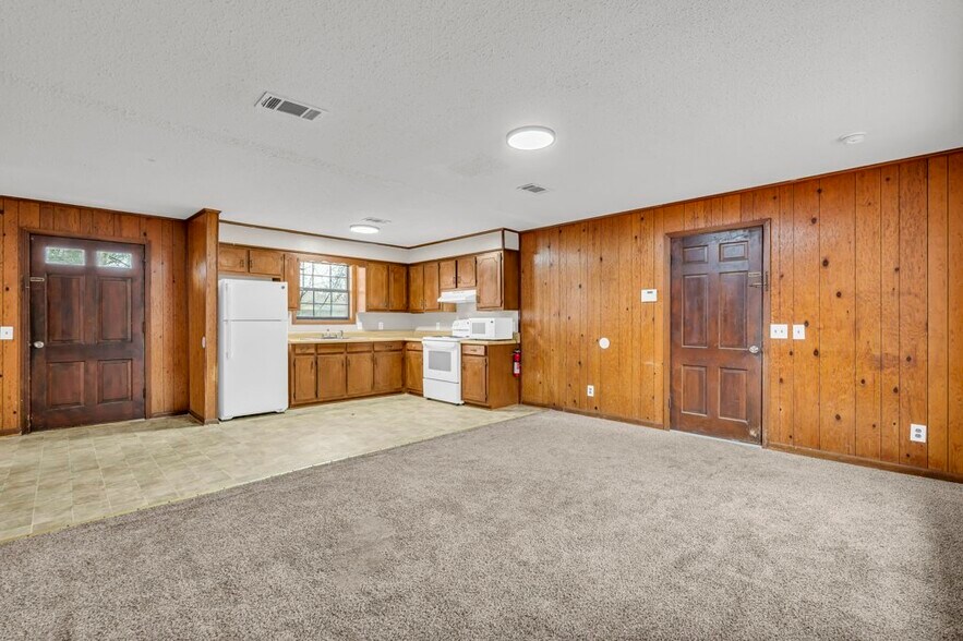 Building Photo - 155 W Thomas Dr