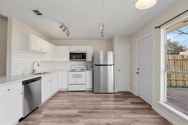 Building Photo - 3706 Westmeadow Dr