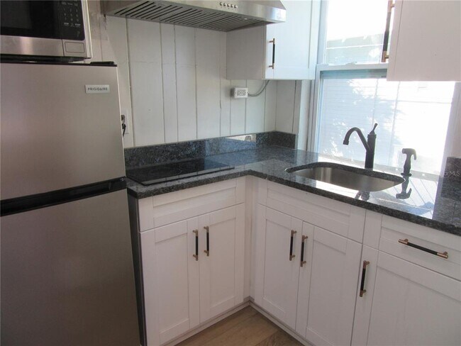 Building Photo - 524 3rd St N