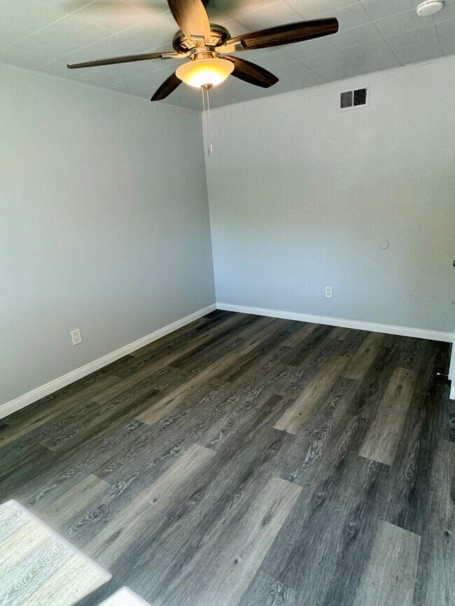 Building Photo - Beautiful & Welcoming 3 Bed/2 Bath Walking...