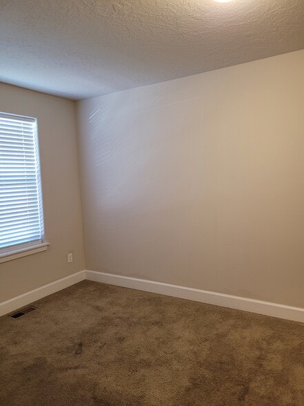 Building Photo - 3170 NE Coho St