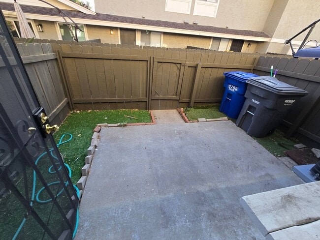 Building Photo - El Cajon Townhome - 2 Br., 1.5 ba. 92019.