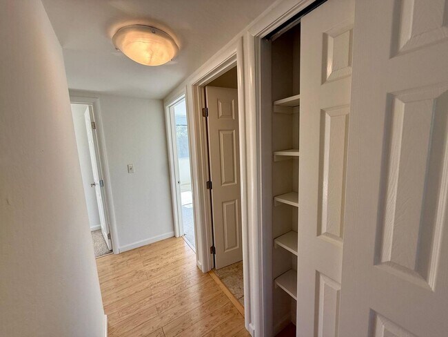 Building Photo - BEAUTIFUL, UPPER UNIT 3BD/2BA PLUS BONUS ROOM TIBURON CONDO. MOUNT TAM VIEWS!