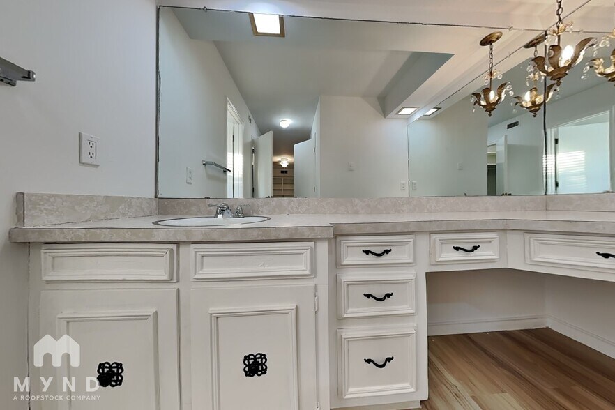 Building Photo - 810 Bradfield Dr