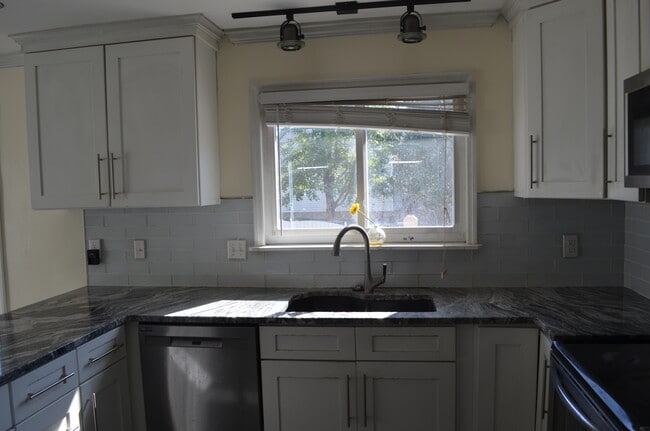 Building Photo - 23 Brentmoor Ct