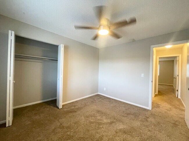 Building Photo - 6855 Delmonico Dr