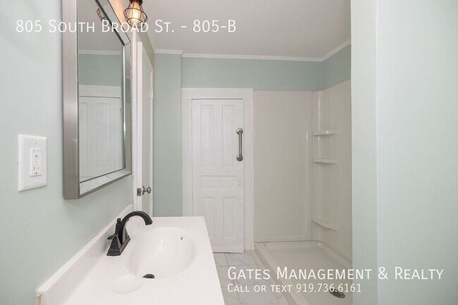 Building Photo - 805 S Broad St