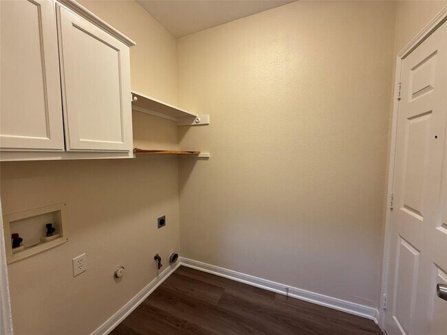 Building Photo - 303 Kates Way