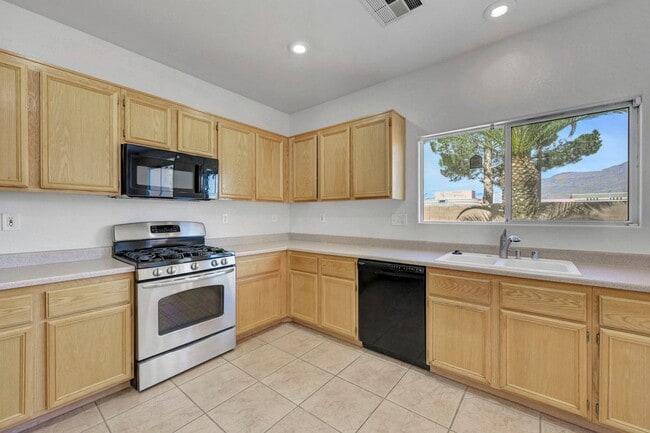 Building Photo - Adorable 2 story in the Northwest! Fresh paint and new carpet!