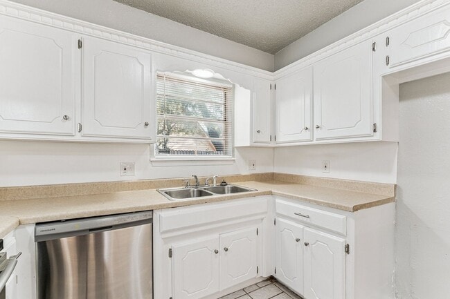 Building Photo - Beautiful brick 3 bedroom, 2 bath, 2 car g...
