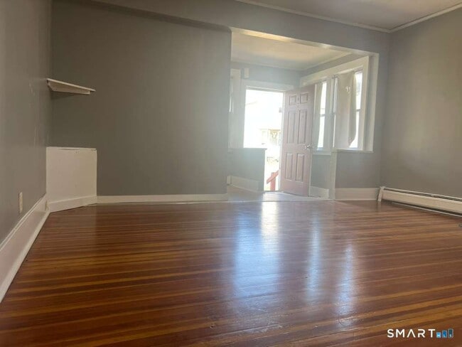 Building Photo - 10 Bank St