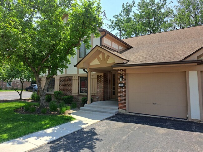 Building Photo - 905 Knottingham Dr