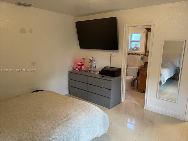 Building Photo - 10840 Westwood Lake Dr