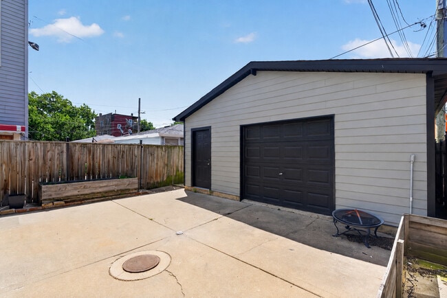 Building Photo - 3023 W Wellington Ave