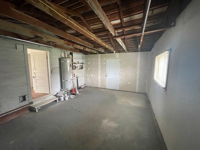 Building Photo - ***PENDING APPLICATION*** Cozy one bedroom with den and 1 car garage.  Nicely located right in th...