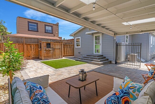 Building Photo - Charming Updated Oakland Home for Lease