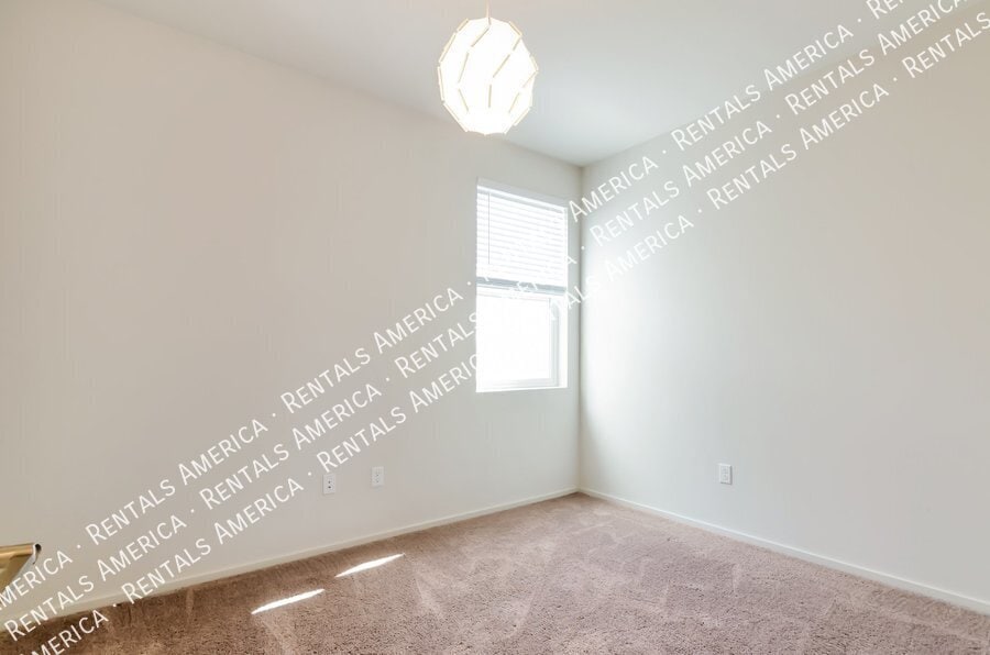 Building Photo - 872 E Park Modern Dr