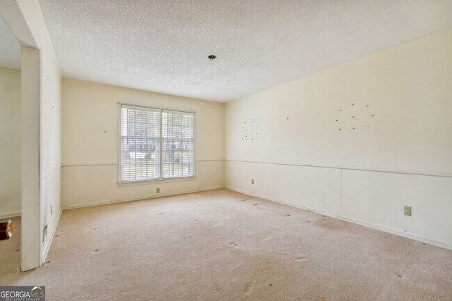 Building Photo - 5140 Lakewood Dr