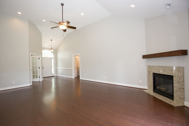 Building Photo - Woodlake Home