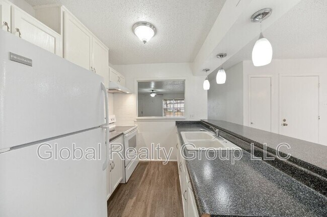 Building Photo - 505 Oasis St
