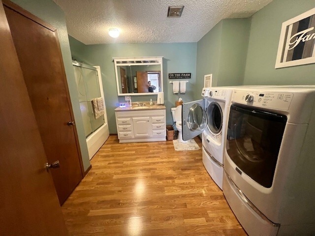 Main bath and laundry - 3220 Heartland Dr