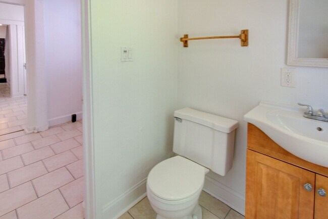 Building Photo - 6 Bed, 1.5 Bath Home in Granby School Dist...