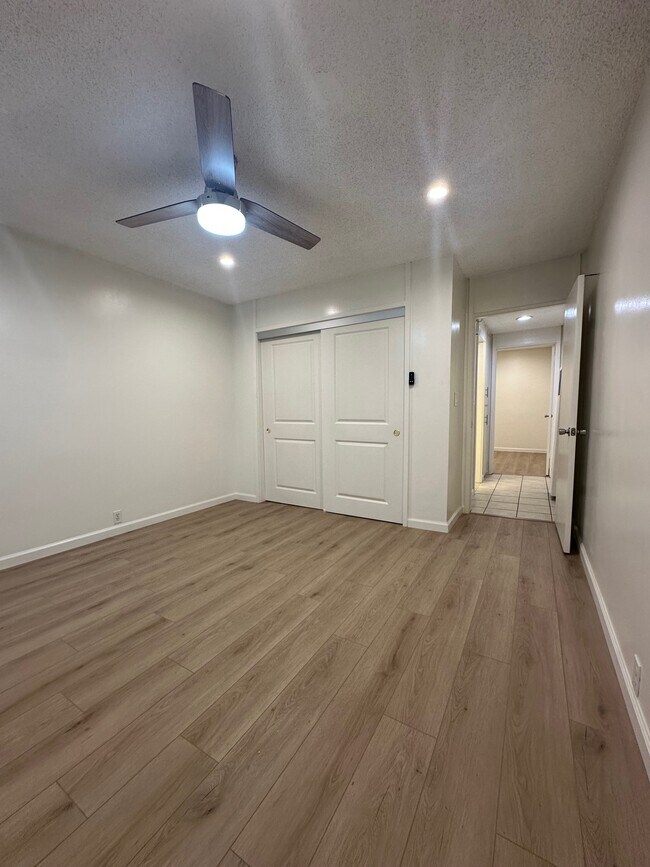 Building Photo - 537 Evergreen St