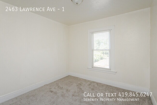 Building Photo - 2463 Lawrence Ave