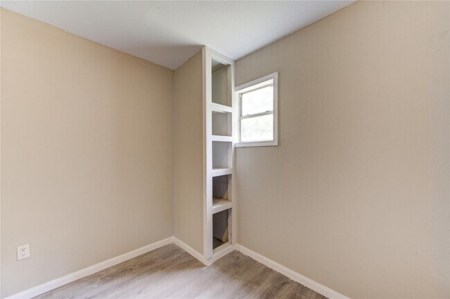 Building Photo - 808 TX-393 Loop