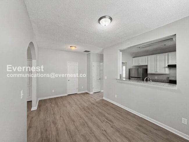 Building Photo - 3 Bed, 2 Bath Home with Off-Street Parking / Pet-Friendly / Available Now!