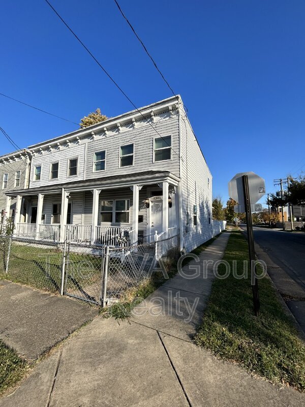 Building Photo - 1301 N 28th St